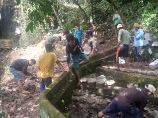 Babinsa Koramil 0102/Cadasari Koptu Asep Kartiwa Gotong Royong Bersama Warga