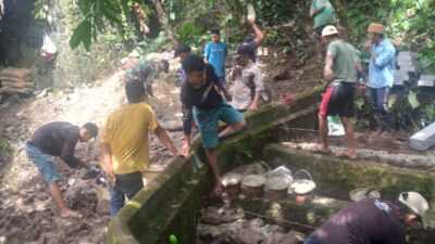 Babinsa Koramil 0102/Cadasari Koptu Asep Kartiwa Gotong Royong Bersama Warga