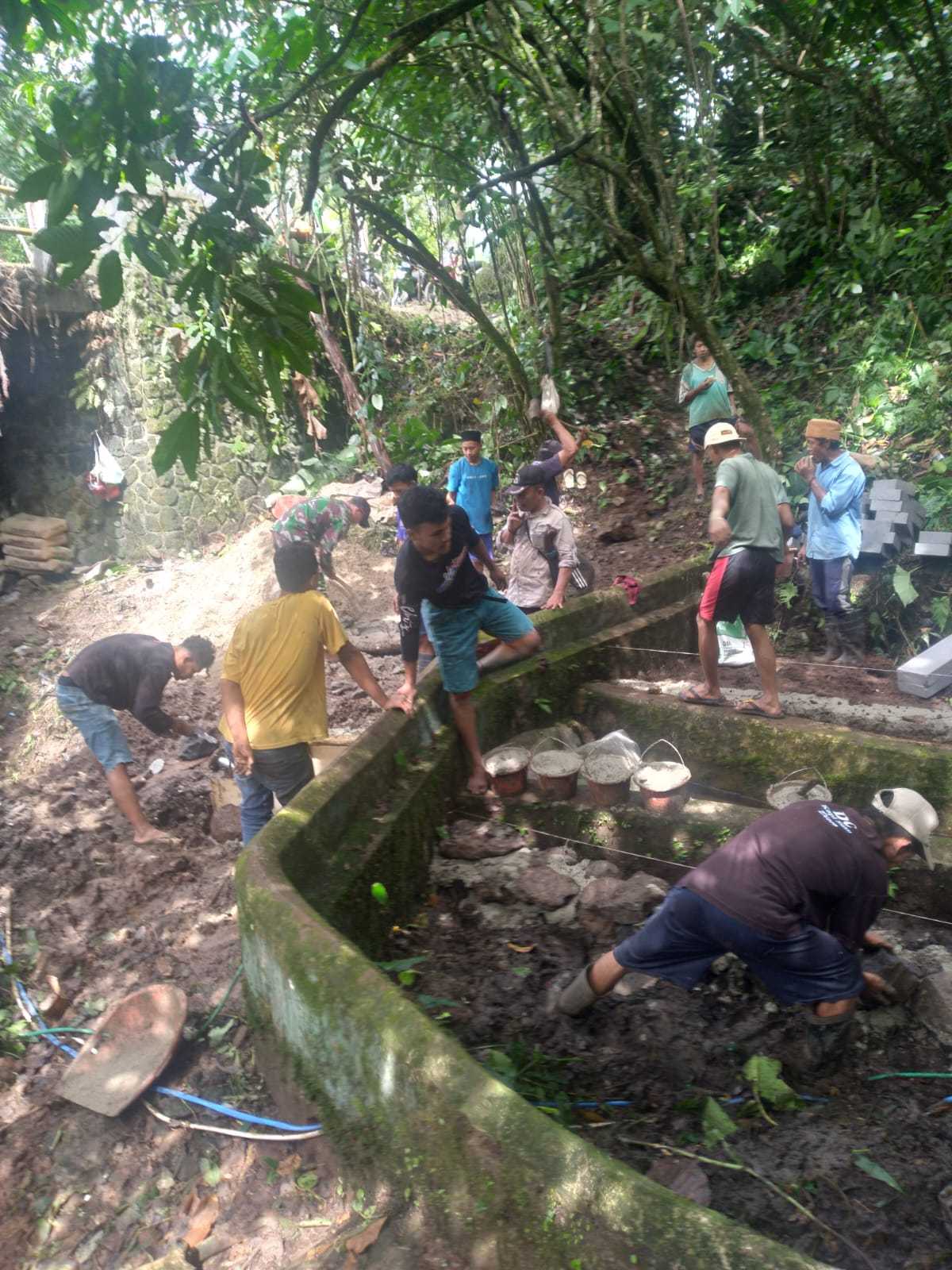 Babinsa Koramil 0102/Cadasari Koptu Asep Kartiwa Gotong Royong Bersama Warga