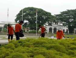 7 Warga Binaan Lapas Kelas II A Paledang Gotong Royong Bersihkan Alun-alun Kota Bogor