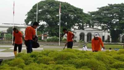 7 Warga Binaan Lapas Kelas II A Paledang Gotong Royong Bersihkan Alun-alun Kota Bogor