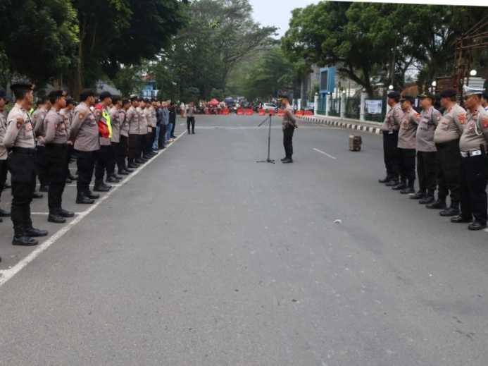 Jajaran Polres Lebak Laksanakan Pengamanan Pemberangkatan Jemaah Haji Kloter 44 Di Kawasan Sekitar Pendopo Bupati.