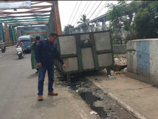 Diminta Pindahkan Bak Sampah Di Jembatan Dua Rangkasbitung, Kadis Dlh Lebak Minta Solusi Ke Masyarakat