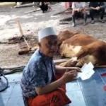 Warga Cianjur Terima Bantuan Sapi Dari Camelia Panduwinata