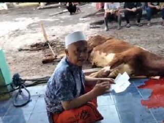 Warga Cianjur Terima Bantuan Sapi Dari Camelia Panduwinata