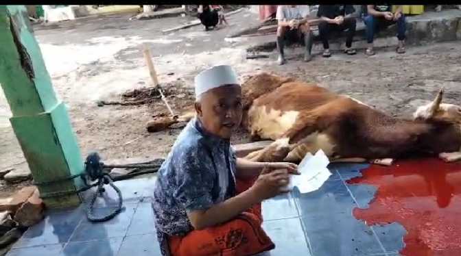 Warga Cianjur Terima Bantuan Sapi dari Camelia Panduwinata