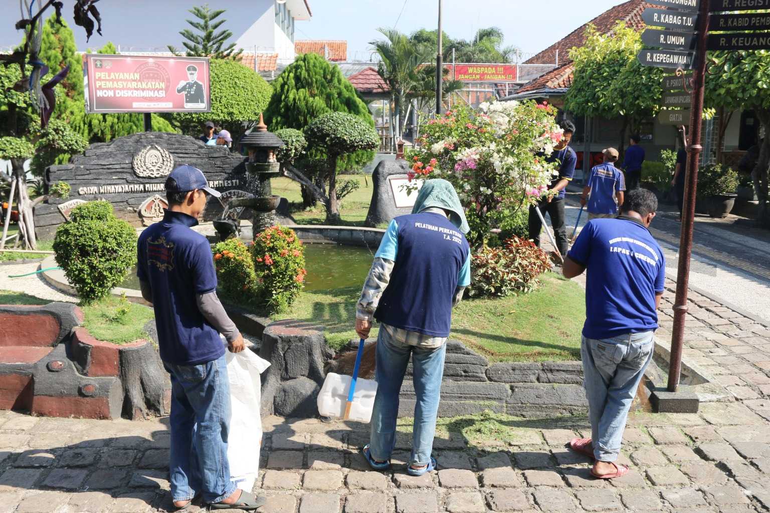 Lapas Cirebon Laksanakan Kegiatan Kebersihan Bersama di Lingkungan Lapas I Harian Terbit