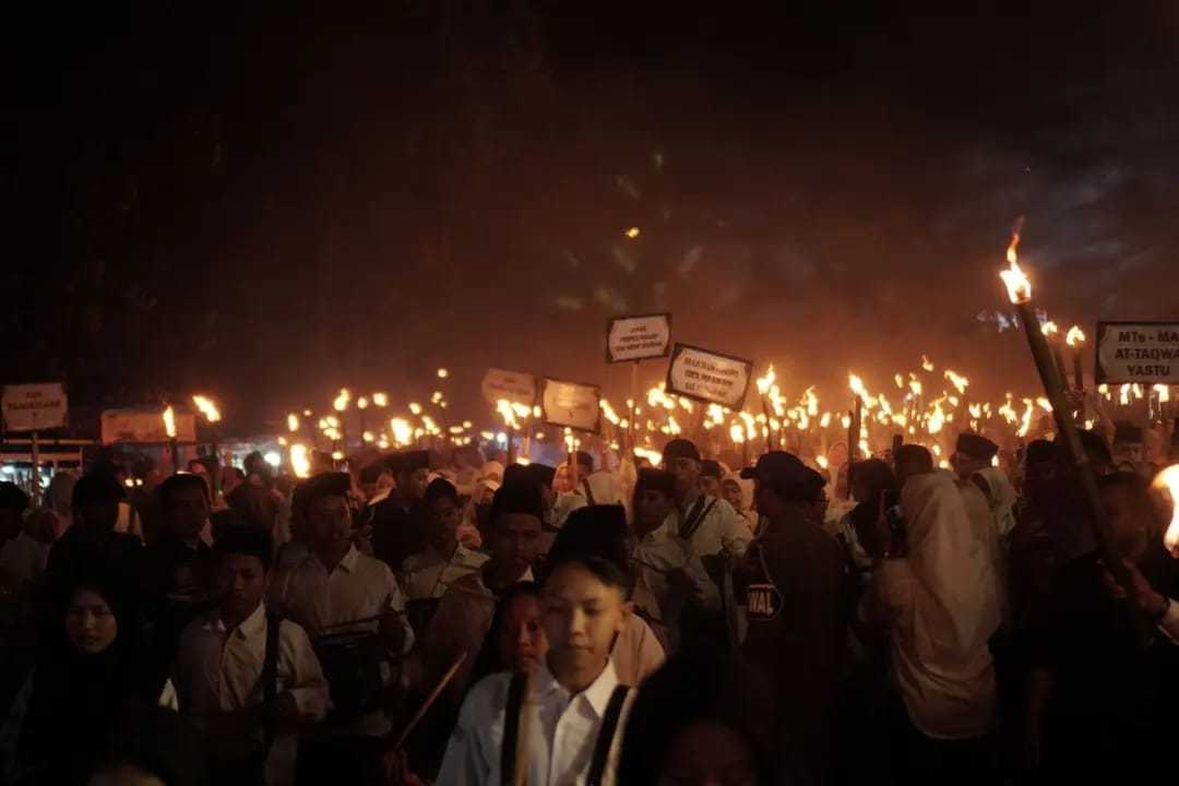 Ribuan Warga Pandeglang Ikuti Pawai Obor Sambut Tahun Baru Islam I Harian Terbit