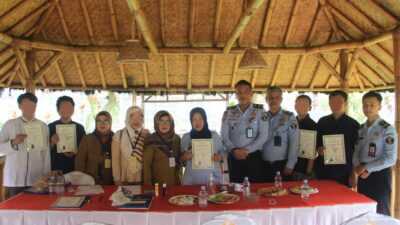 Pelaksanaan Cap 3 Jari Ijazah Paket C bagi Warga Binaan di Rutan Kelas I Bandung I Harian Terbit