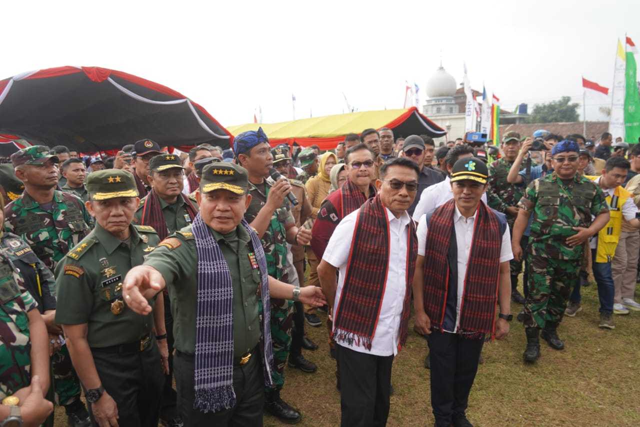 KASAD Resmikan Program TNI, Penggunaan Fasilitas Air Bersih di Sambut Ribuan Warga Lebak I Harian Terbit