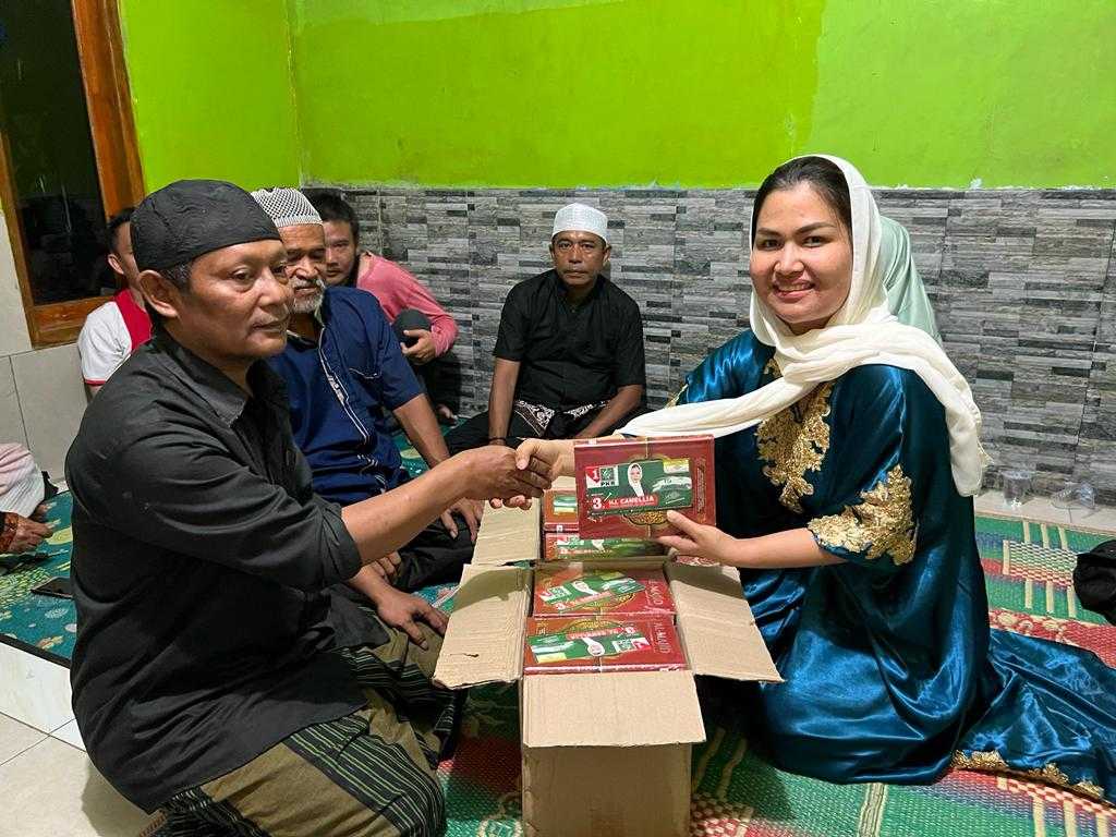 Caleg Cantik Peduli Masjid Wakafkan Al-Quran di Masjid Selajambe Cianjur