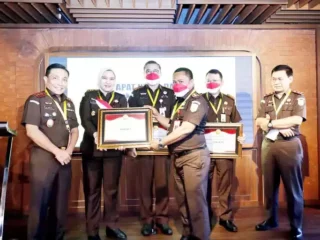 Mantap, Kepala Kejari Lebak Dan Staf Pidum Kejari Lebak Sabet Dua Penghargaan Di Ajang Adhyaksa Award Kejati Banten