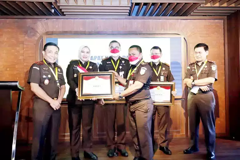 Mantap, Kepala Kejari Lebak Dan Staf Pidum Kejari Lebak Sabet Dua Penghargaan Di Ajang Adhyaksa Award Kejati Banten 1 Mantap, Kepala Kejari Lebak Dan Staf Pidum Kejari Lebak Sabet Dua Penghargaan Di Ajang Adhyaksa Award Kejati Banten