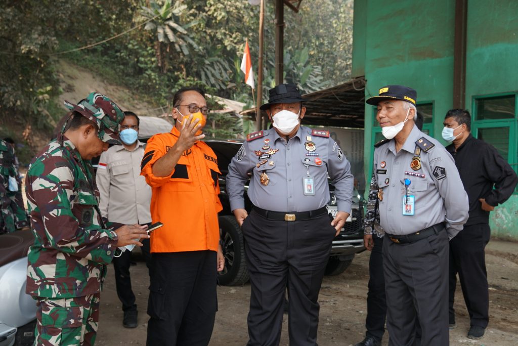 Kemenkumham Jabar Salurkan Bantuan Bagi Petugas Damkar di TPA Sarimukti I Harian Terbit