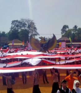 Sangsaka Merah Putih Sepanjang 1001 Meter Dibentangkan Di Mandalawangi Pandeglang. I Harian Terbit