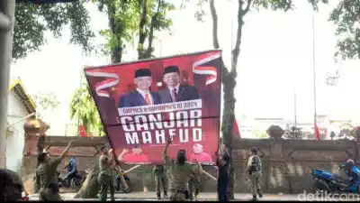 Aksi Satpol PP Copot Baliho Ganjar - Mahfud di Pematangsiantar Sumatera Utara, Ada apa