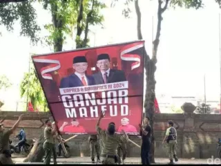 Aksi Satpol Pp Copot Baliho Ganjar - Mahfud Di Pematangsiantar Sumatera Utara, Ada Apa