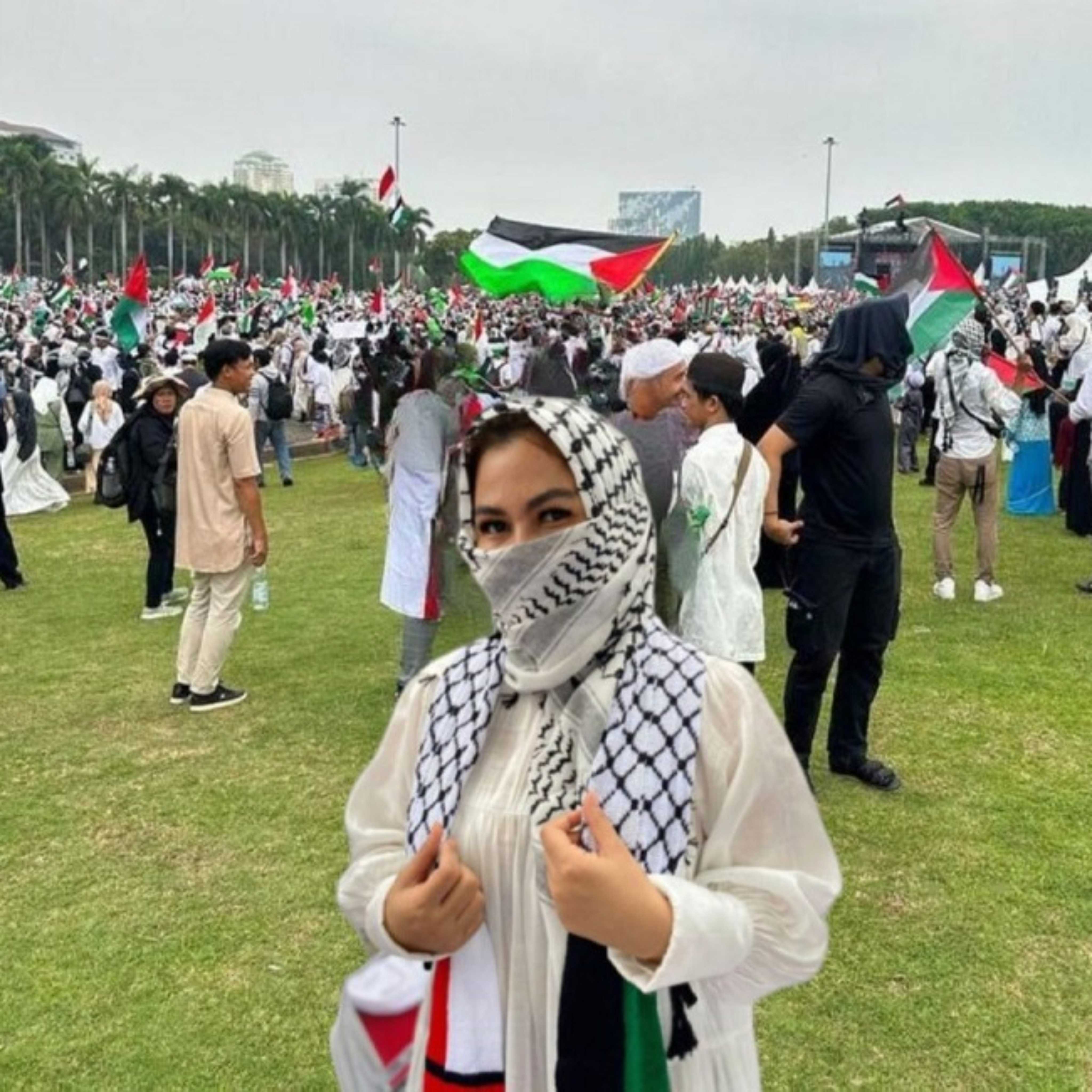 Camellia Lubis Menyerukan Solidaritas Indonesia untuk Palestina dalam Aksi Damai di Monas