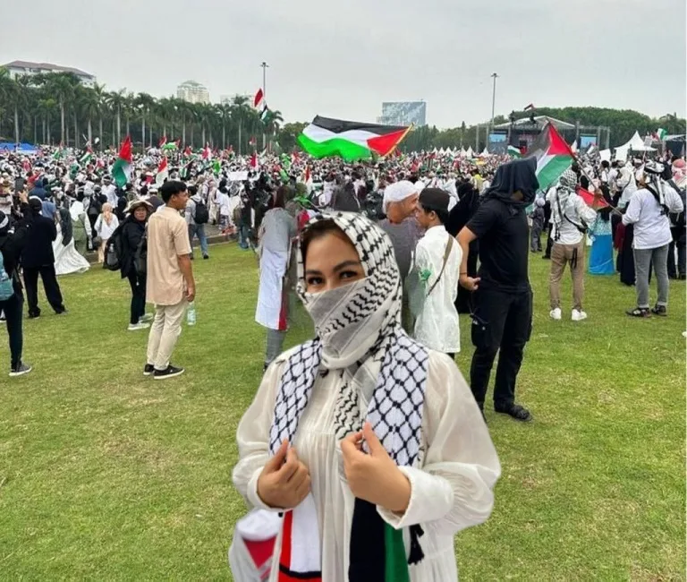 Camellia Lubis Menyerukan Solidaritas Indonesia untuk Palestina dalam Aksi Damai di Monas