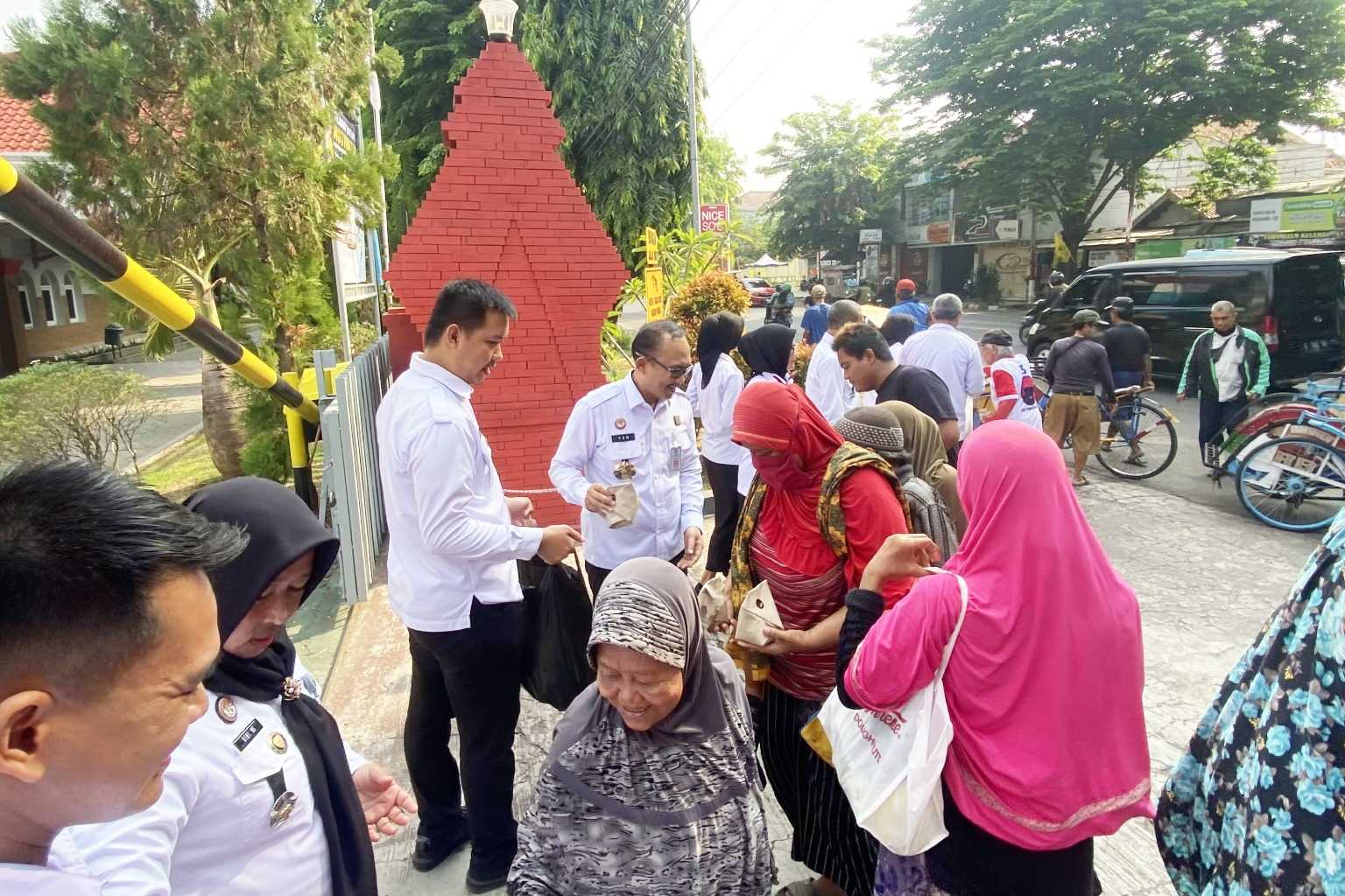 Lapas Cirebon Laksanakan Bakti Sosial Pada Masyarakat Sekitar Lapas I Harian Terbit