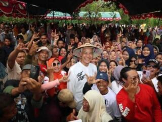 Keren, Ganjar Upayakan Setiap Keluarga Punya Anak Sarjana