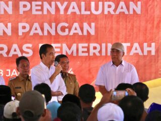Presiden Salurkan Bantuan Beras Bulog Di Serang