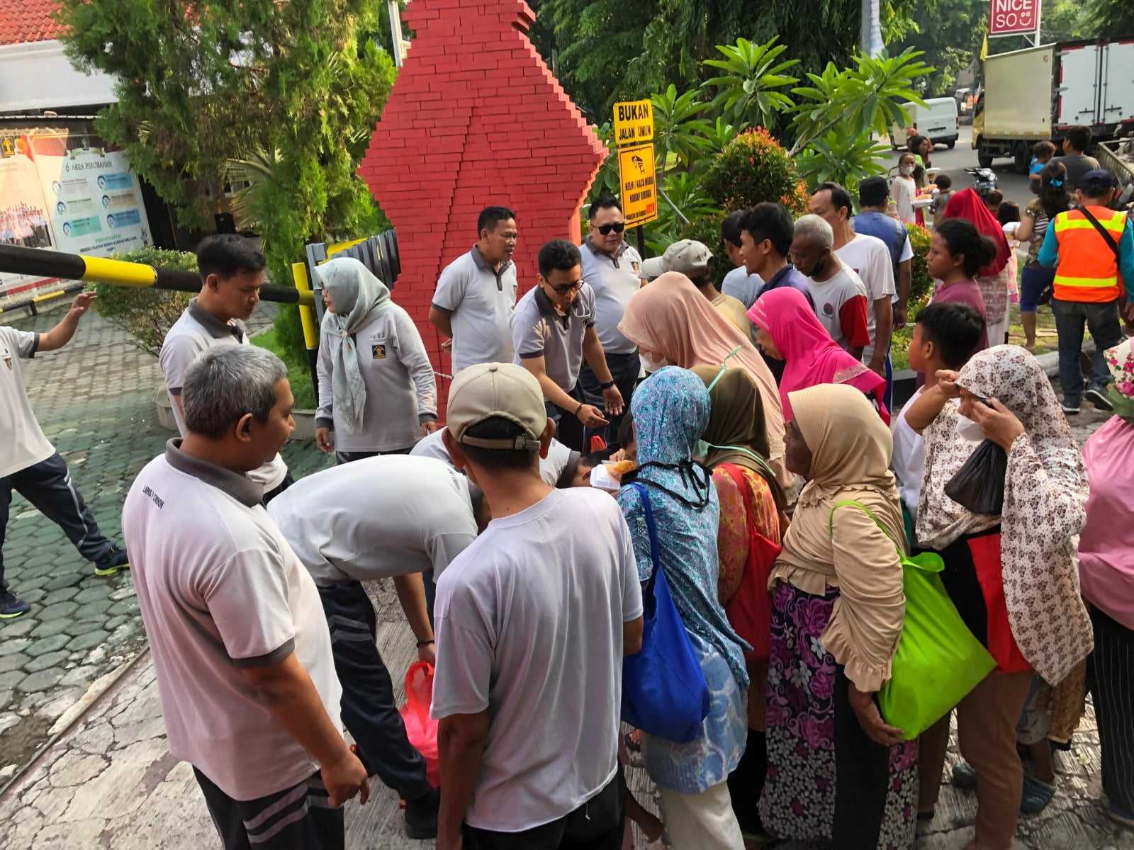 Berkah Jumat, Lapas Cirebon Laksanakan Pasbi Jumat Berbagi Pada Warga, Cek Selengkapnya I Harian Terbit