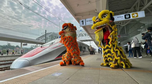 Kemeriahan Imlek, KCIC Hadirkan Pertunjukan Barongsai di Stasiun Whoosh