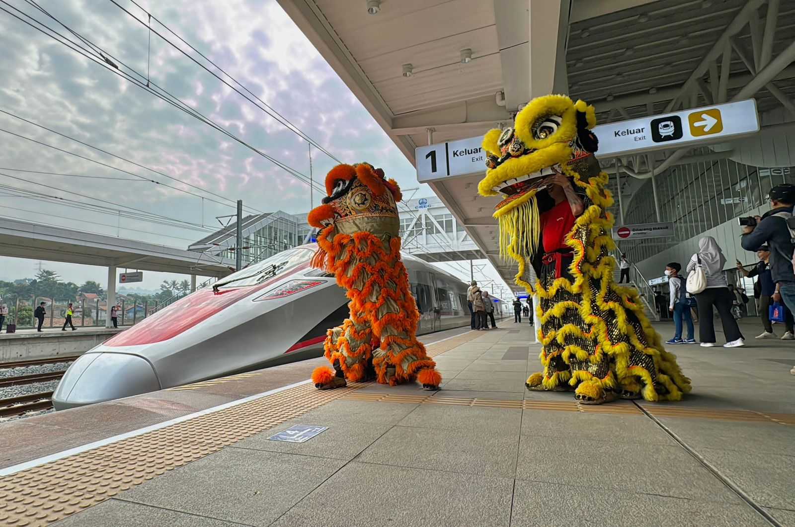 Kemeriahan Imlek, KCIC Hadirkan Pertunjukan Barongsai di Stasiun Whoosh I Harian Terbit