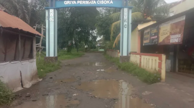 Jalan Perumahan Griya Permata Cisoka Rusak Parah Banyak Menelan Korban