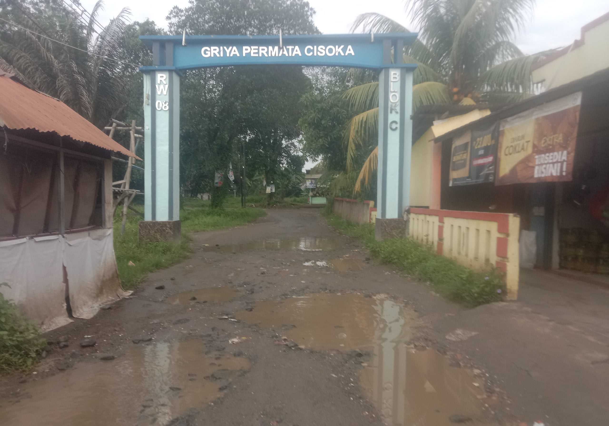 Jalan Perumahan Griya Permata Cisoka Rusak Parah Banyak Menelan Korban I Harian Terbit