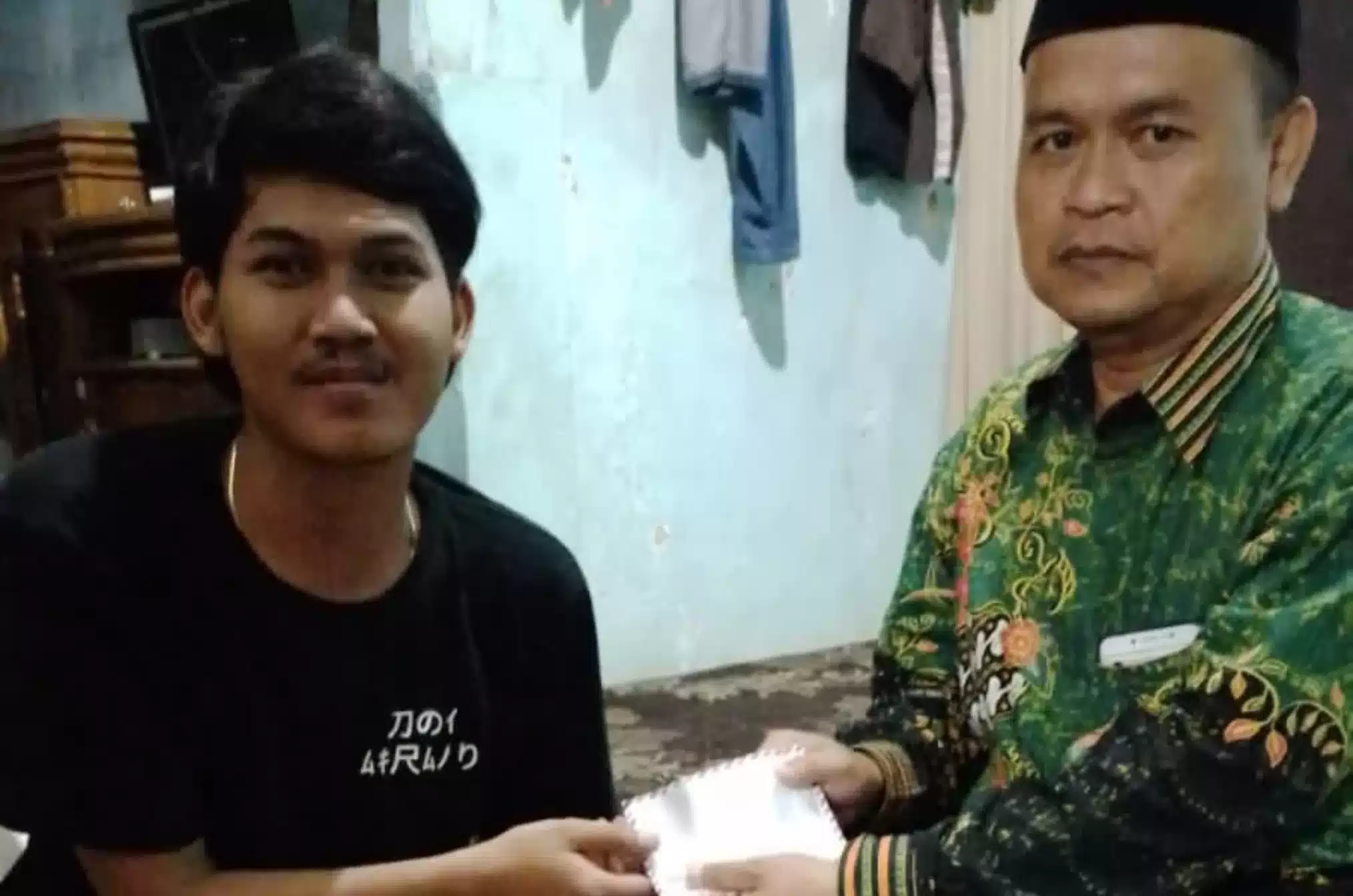 Kiai Maman Imanulhaq Beri Ganti Rugi untuk Korban Luka Ringan yang Tertimpa Baliho I Harian Terbit