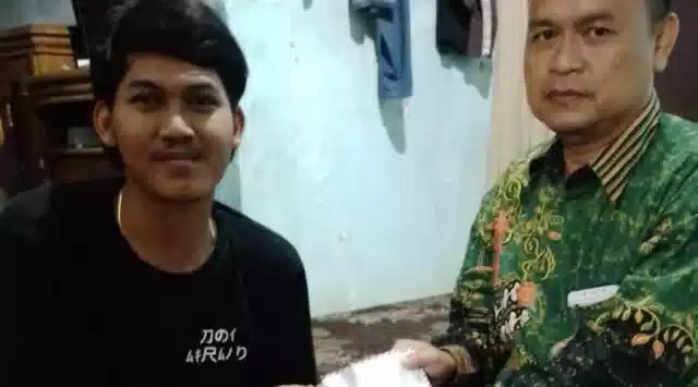 Kiai Maman Imanulhaq Beri Ganti Rugi untuk Korban Luka Ringan yang Tertimpa Baliho