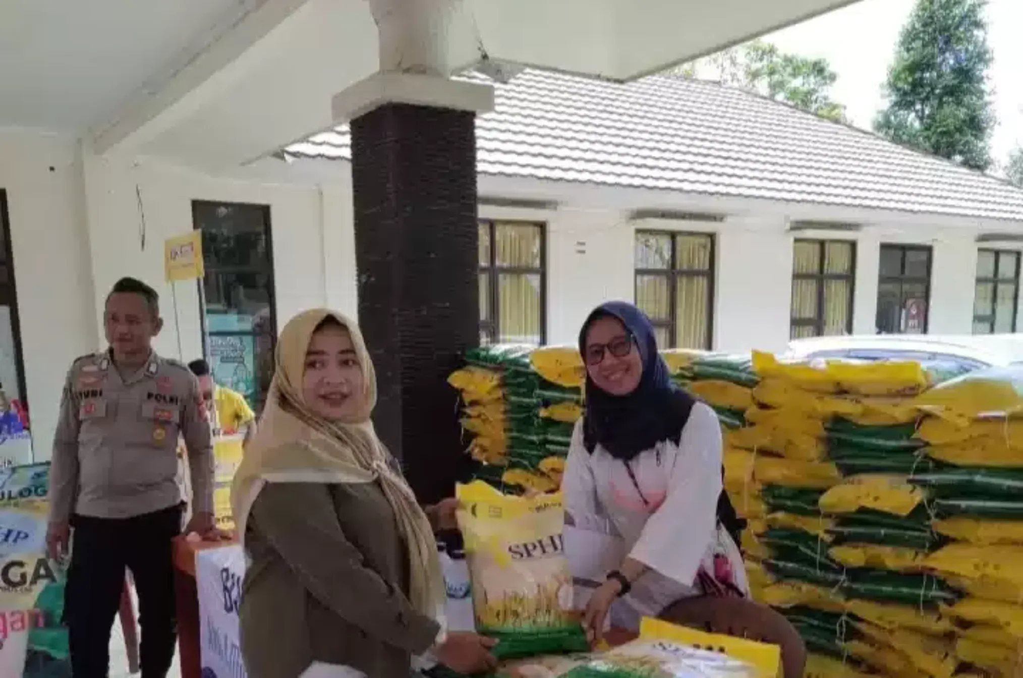 Kendalikan Harga Beras, Bulog Lakukan Operasi Pasar di Lebak I Harian Terbit