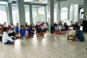 Manfaatkan Waktu Menjelang Berbuka, Warga Binaan Lapas Cirebon Laksanakan Kegiatan Kultum Ramadhan