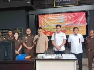 Kejari Jakpus Hancurkan Barang Bukti Uang Dolar Dan Emas Palsu