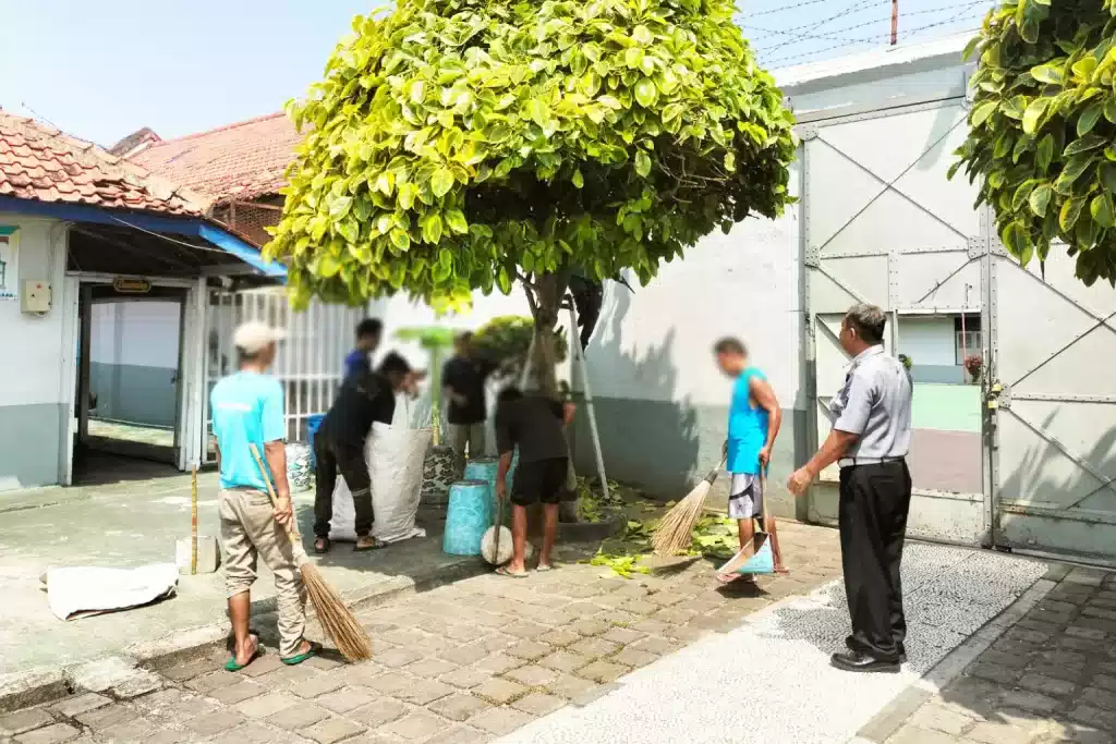 Jaga Lingkungan Bersih, Warga Binaan Lapas Cirebon Produktif Bersihkan Area Lapas I Harian Terbit