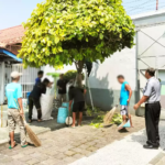 Jaga Lingkungan Bersih, Warga Binaan Lapas Cirebon Produktif Bersihkan Area Lapas