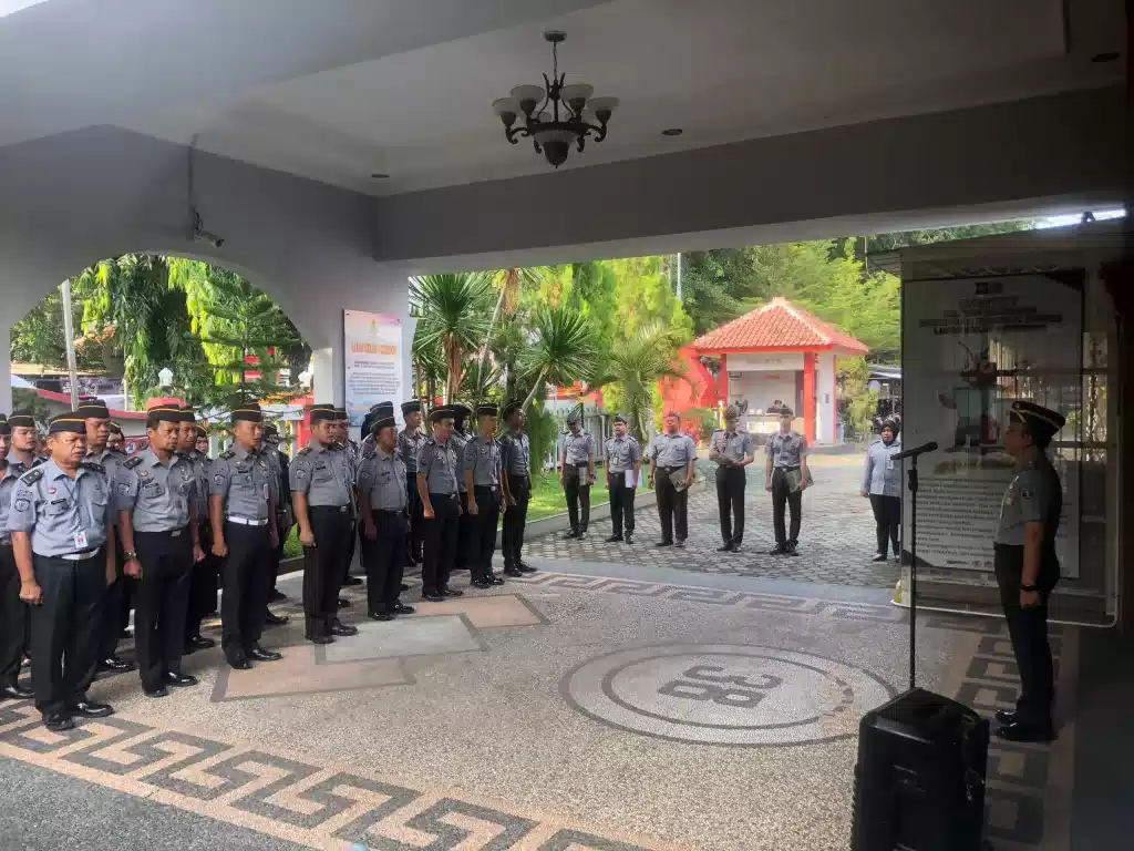 Jelang Hari Raya Idul Fitri, Kalapas Cirebon Berikan Arahan untuk Seluruh Pegawai Saat Apel Pagi I Harian Terbit