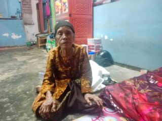 Lansia  Rumahnya Ambruk, Berharap Menteri Sosial Datang Beri Bantuan 