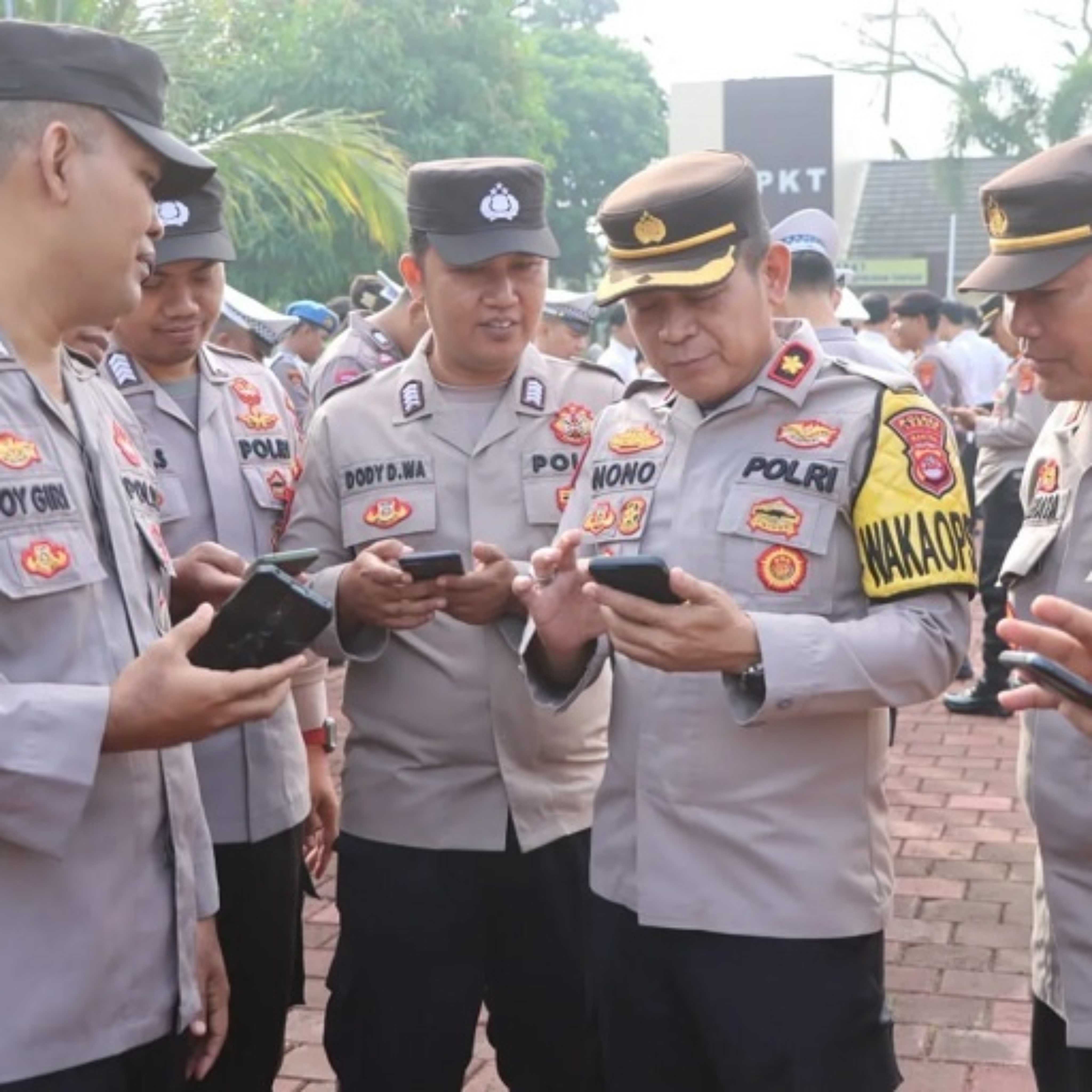 Antisipasi Judi Online, Wakapolres Lebak dan Si Propam Polres Lebak Cek Handphone Personil