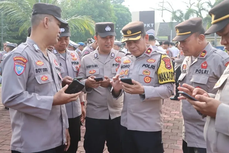 Antisipasi Judi Online, Wakapolres Lebak dan Si Propam Polres Lebak Cek Handphone Personil