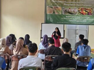 Ketua Pc Fatayat Nu Kota Tangerang Beri Motivasi Kepada Peserta Pelatihan Di Blkk Al Qudratiyah Pandeglang