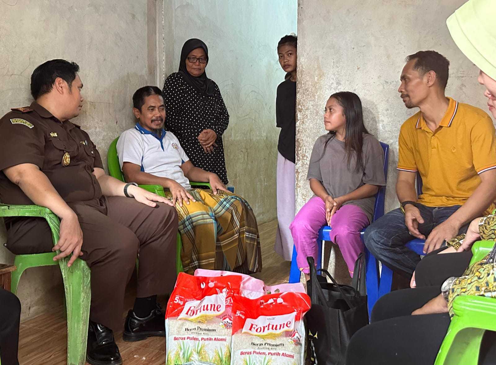 Pasca Video Viral Harga Baju Sekolah Mahal, Kejari Tolitoli Berikan Bantuan Di Hba Ke-64 1 Pasca Video Viral Harga Baju Sekolah Mahal, Kejari Tolitoli Berikan Bantuan Di Hba Ke-64