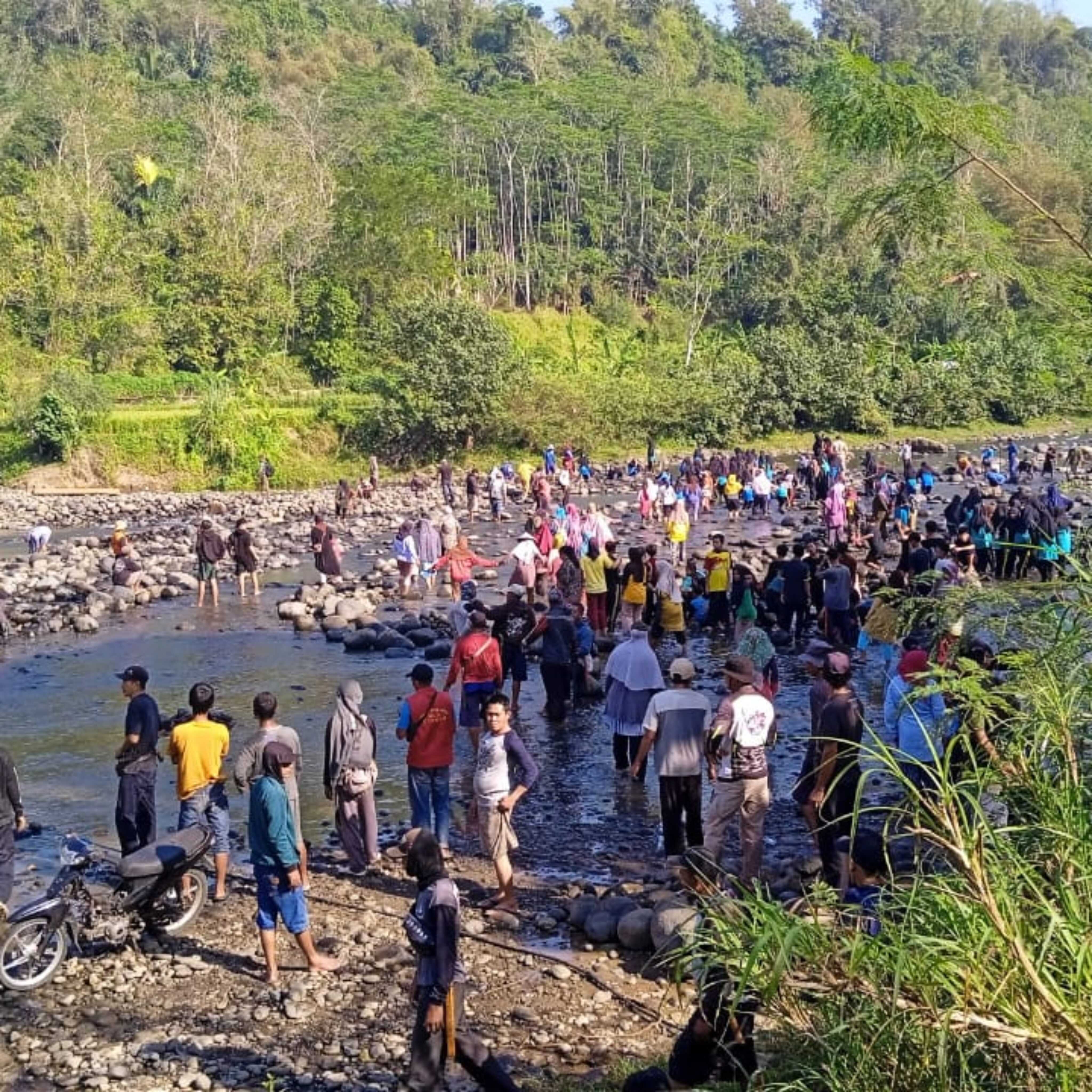 Ingin Dilalui Roda 4, Ratusan Warga Cianjur Gotong Royong Bangun Jalan dan Jembatan I Harian Terbit