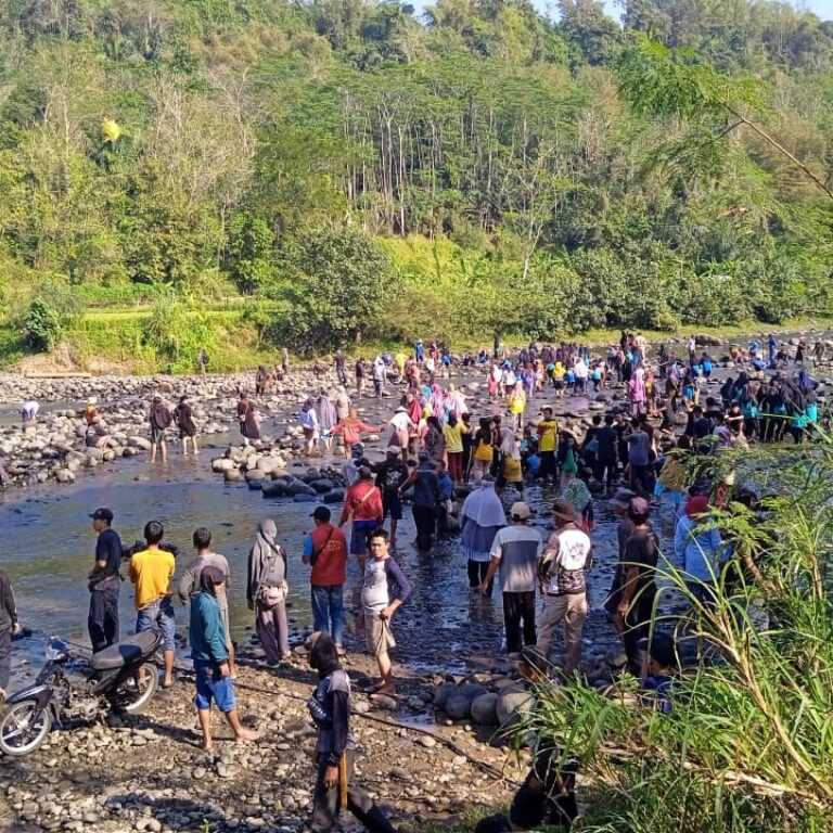 Ingin Dilalui Roda 4, Ratusan Warga Cianjur Gotong Royong Bangun Jalan dan Jembatan