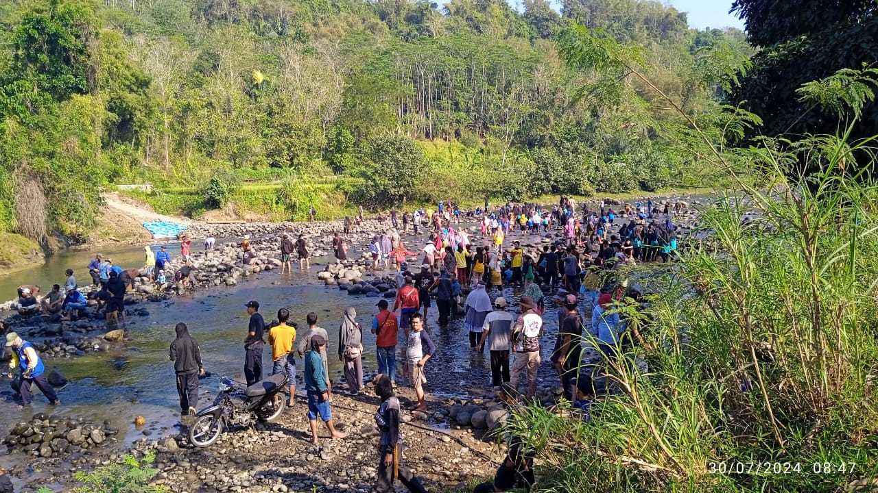 Ingin Dilalui Roda 4, Ratusan Warga Cianjur Gotong Royong Bangun Jalan dan Jembatan I Harian Terbit