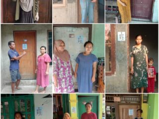 Pastikan Menang, Relawan Terus Pasang Stiker Andra Soni Ke Rumah Warga