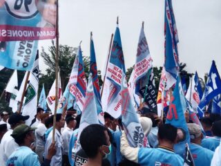 Ratusan Relawan Jokowi Dan Prabowo Konvoi Kawal Andra - Dimyati Ke Kpu Banten