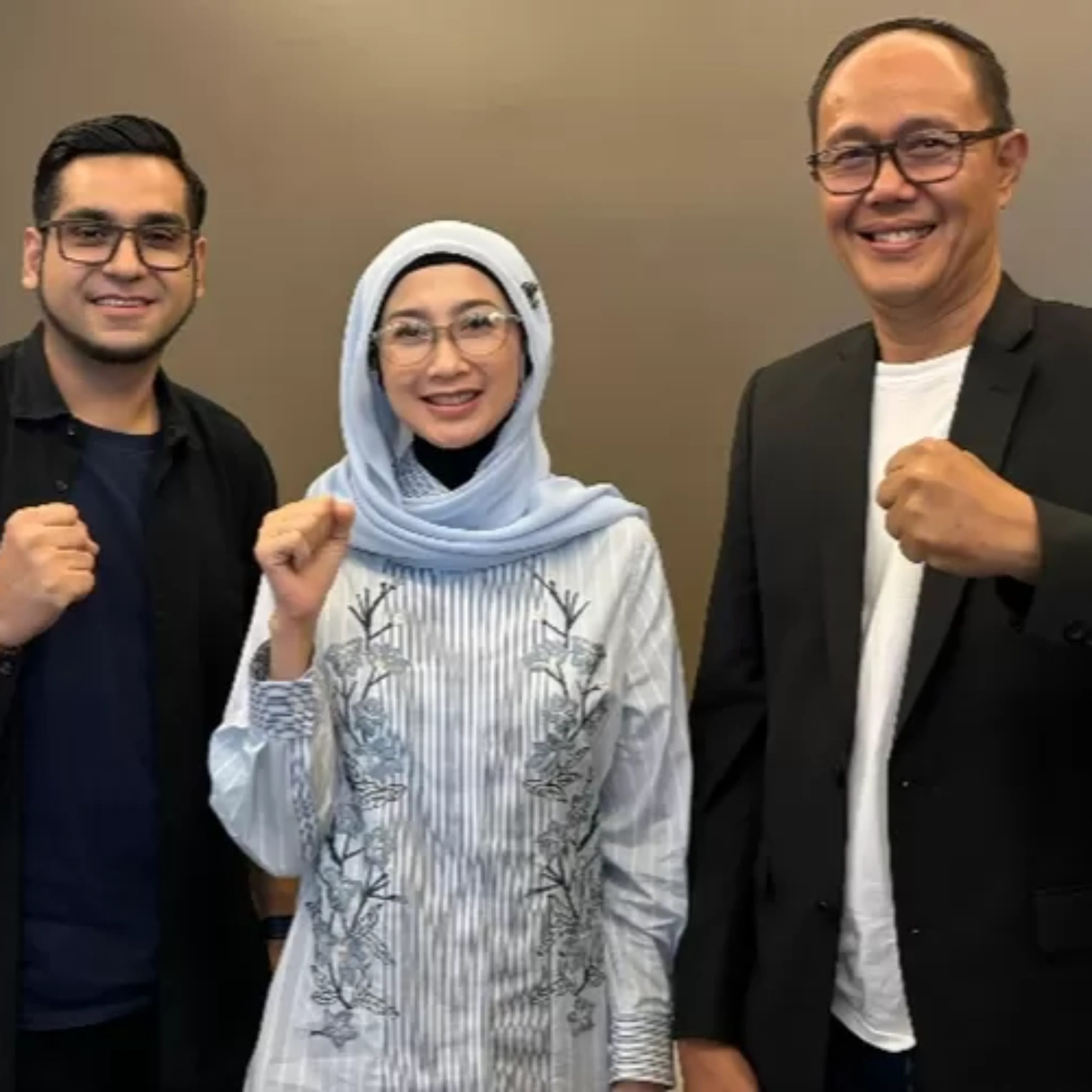 Artis Cantik Desy Ratnasari, Terima Pasangn Bacalon Wali Kota Sukabumi Ayep Zaki – Bobby Maulana I Harian Terbit